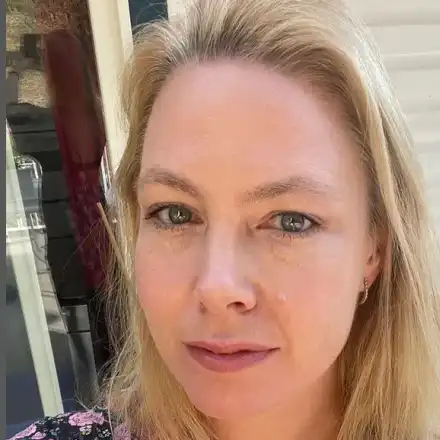 Съсипана от комплекси: Линда се готви за пластична операция в Дубай