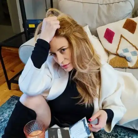 Ваня Щерева „си гледа на книга“