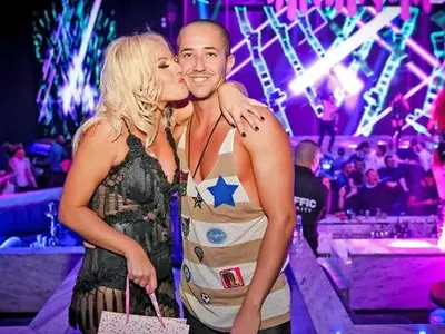 Вманиачен фен си тауира Камелия на хълбока (Снимки)