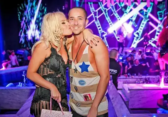 Вманиачен фен си тауира Камелия на хълбока (Снимки)