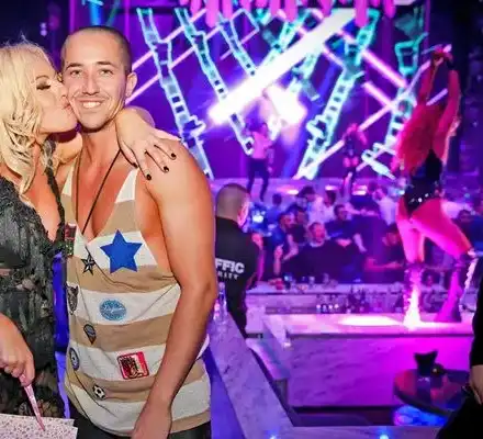 Вманиачен фен си тауира Камелия на хълбока (Снимки)