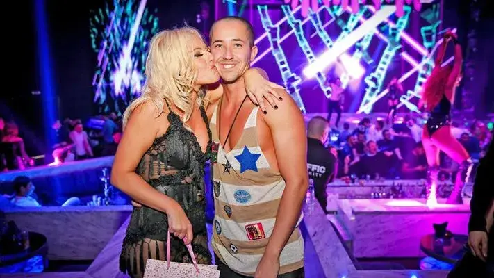 Вманиачен фен си тауира Камелия на хълбока (Снимки)