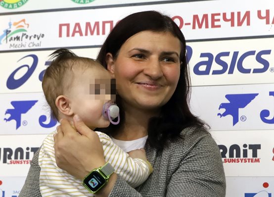 Бебето на Стойка Кръстева расте в залата
