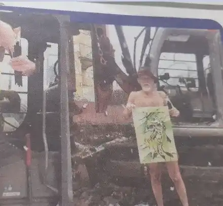 Яхнаджиев излезе гол на улицата