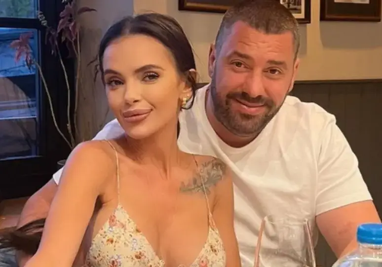 Забрави за шамарите: Отварачката се върна с подвита опашка при Дзвера (Папарашки снимки)