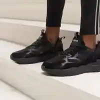 5 стила с черни сникърси за различни поводи