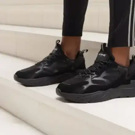 5 стила с черни сникърси за различни поводи