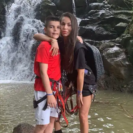 Алисия нежелана на стадиона от сина си