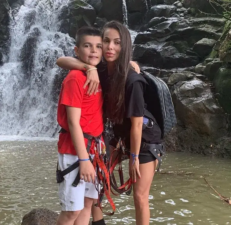 Алисия нежелана на стадиона от сина си