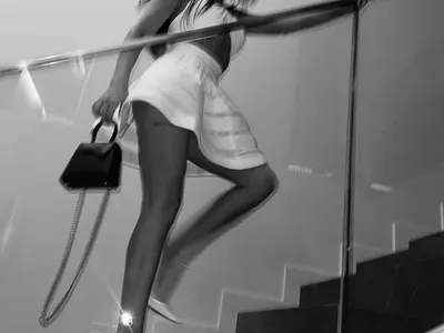 Алисия прилича на абитуриентка