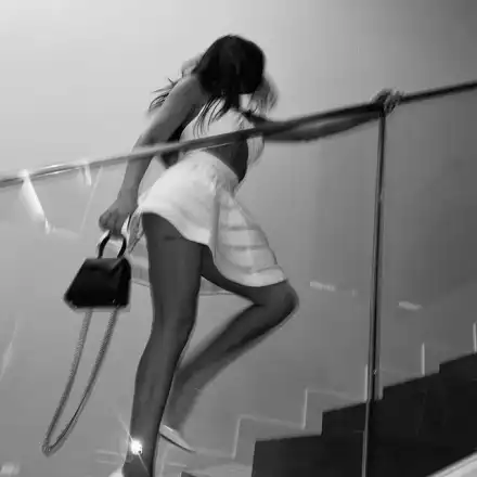 Алисия прилича на абитуриентка