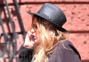 Аня Пенчева пръска сексапил в черно