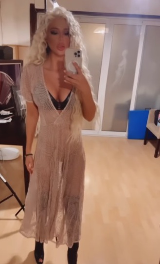 Без фотошоп! Андреа съвсем заслабна