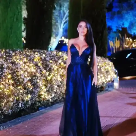 Джия гледа страстите си в „Ергенът“ с баща си