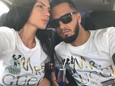 Джино мачка гаджето на публично място