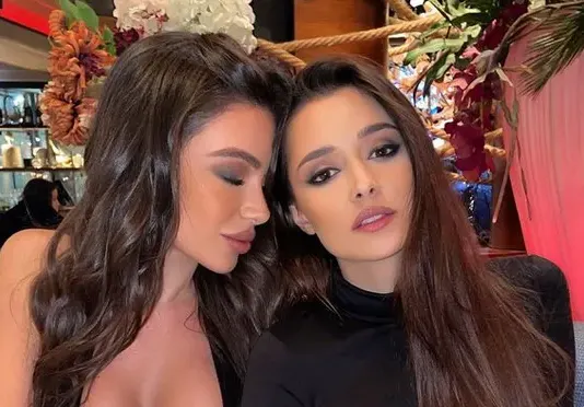 Ергенки купонясва по гърди! Джия и Валерия шокират с изпъкнали зърна и огромно деколте (Снимки)