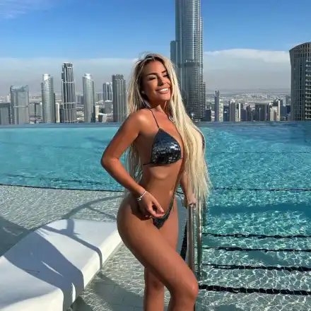 Гадже пъха роза в пазвата на Гери-Никол