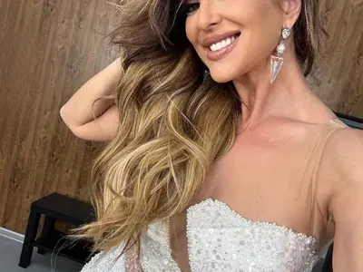 Глория пее по оскъдна рокля