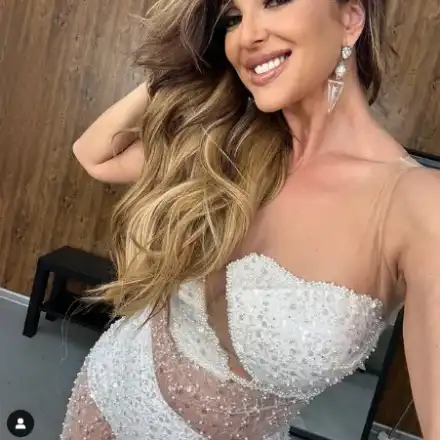 Глория пее по оскъдна рокля