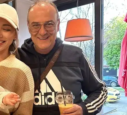 Краси Радков на кафе с Малкото коте на Божинов