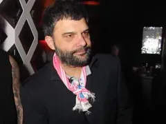 Кретения: Малък Тошко на косъм от катастрофа, фучи на червено (Папарашки снимки)