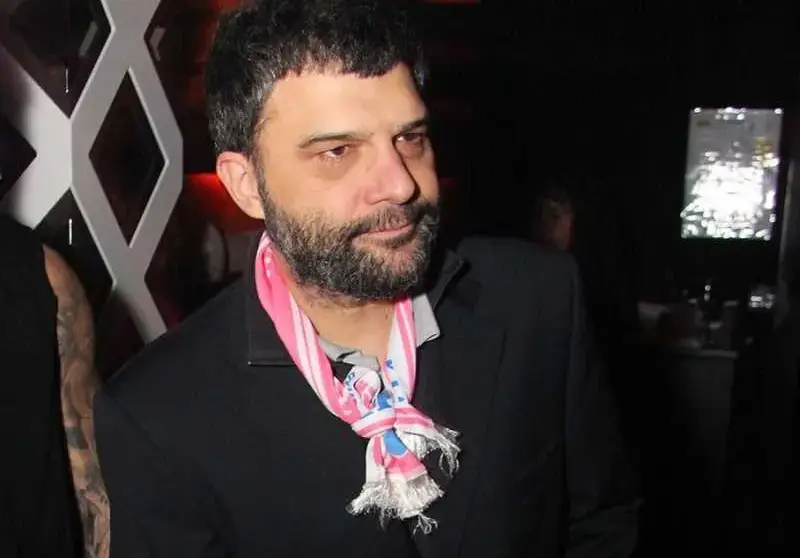 Кретения: Малък Тошко на косъм от катастрофа, фучи на червено (Папарашки снимки)