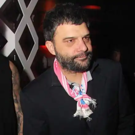 Кретения: Малък Тошко на косъм от катастрофа, фучи на червено (Папарашки снимки)