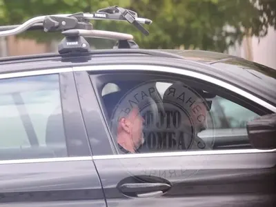 Кретения: Малък Тошко на косъм от катастрофа, фучи на червено (Папарашки снимки)