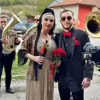 Лорд Евгени Минчев: Ивана с моден полет над кукувиче гнездо, Бони облечена в палатка и още + СНИМКИ