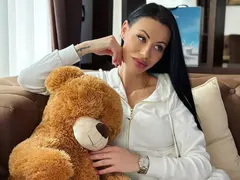 Маги Бадер бременна с второ, умело прикрива корема си