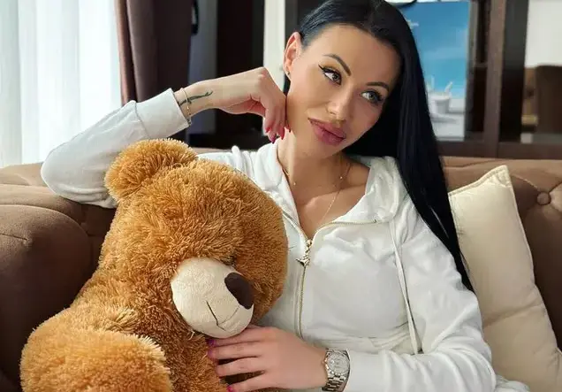 Маги Бадер бременна с второ, умело прикрива корема си