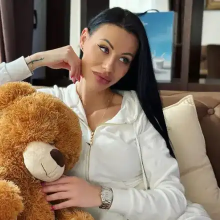 Маги Бадер бременна с второ, умело прикрива корема си