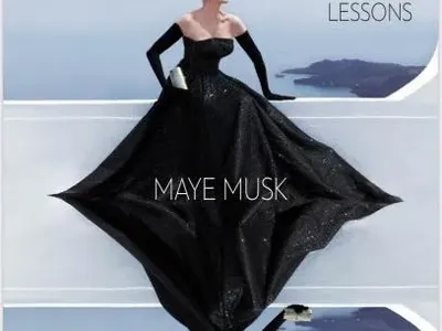 Майката на Илон Мъск се хвали с българска рокля