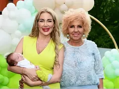Майката на Тоца позира по бански на 63 (Снимка)