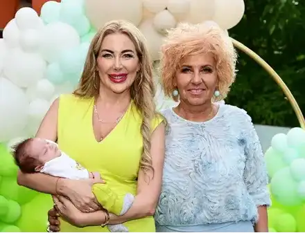 Майката на Тоца позира по бански на 63 (Снимка)