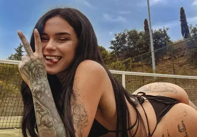 Над 100 татуса има Стефани Разсолков по тялото си