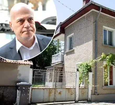 Няма да бутат родната къща на Слави, младо семейство живее в имота