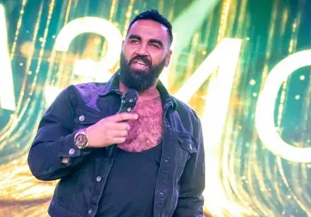 Обезумяла фенка ближе обувките на Азис и се въргаля по сцената (Снимки)