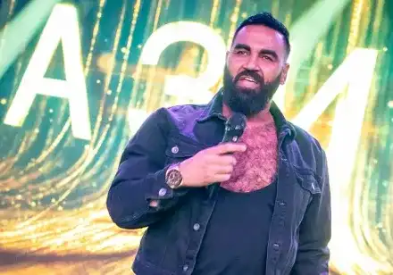 Обезумяла фенка ближе обувките на Азис и се въргаля по сцената (Снимки)