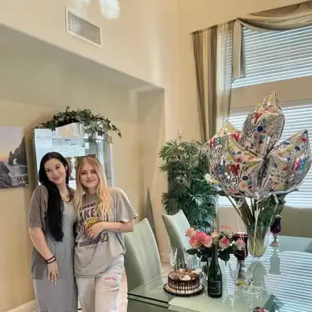 Осиновената дъщеря на Кичка Бодурова навърши 20 години