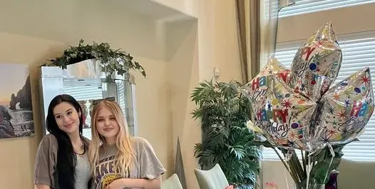 Осиновената дъщеря на Кичка Бодурова навърши 20 години