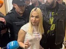 Осиновяват и превъзпитават Емили Тротинетката