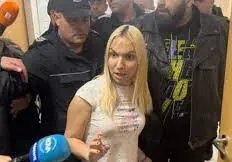 Осиновяват и превъзпитават Емили Тротинетката