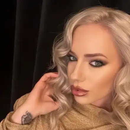 Психоложката на ЦСКА натъпка пазвата със силикон (Снимки)