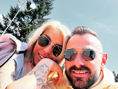 Скандален футболист заби татуирана мацка (Снимки)