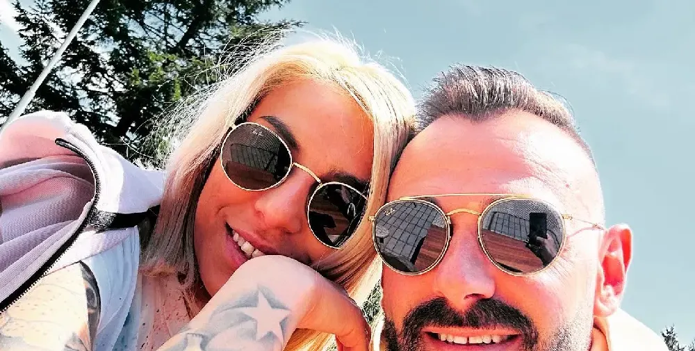 Скандален футболист заби татуирана мацка (Снимки)