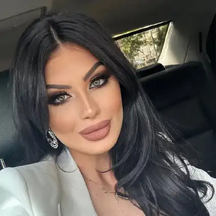 Скромна ли? Тафкова избоде очите с маратонки и чанта за 2 бона (Не обичала да се фука с марки)