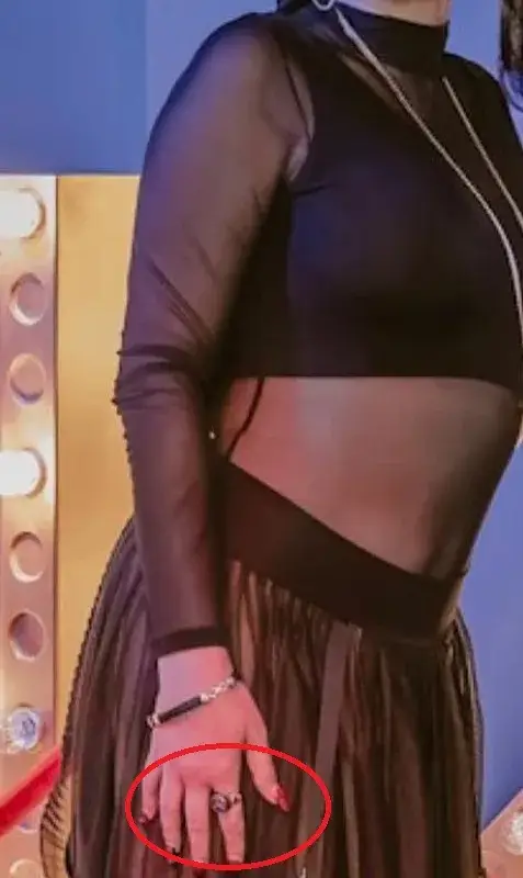 Софи Маринова се окичи  с логото на „Мерцедес”