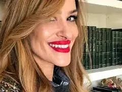 Теди Велинова на 45: Отпразнува го с торта в лицето