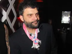 Кретения: Малък Тошко на косъм от катастрофа, фучи на червено (Папарашки снимки)